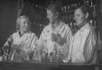 Подготовка к лабораторным занятиям на кафедре общей химии. 30-е года XX века.