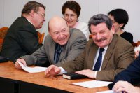 Нота юмора на заседании ректората. Профессора Е.Н. Жулёв и А.Н. Кузнецов (2008 год).