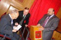 Профессор Б.А. Королёв голосует на заседании Учёного совета НижГМА (2008 год).