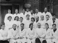 Группа студентов ГМИ им. С.М. Кирова у входа на кафедру нормальной анатомии.