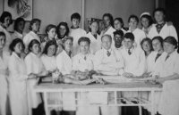 Студенты на занятии по общей хирургии. Слева - будущий создатель первого отечественного дерматома, профессор М.В. Колокольцев.
