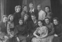 Наши студенты-комсомольцы. В центре - будущий академик РАН и РАМН, выдающийся учёный Н.Н. Трапезников. Вторая справа в нижнем ряду - профессор М.Т. Сальцева.